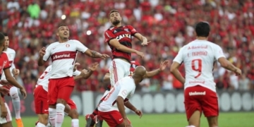 Léo Duarte aproveita brecha e atua em bom momento defensivo do Fla