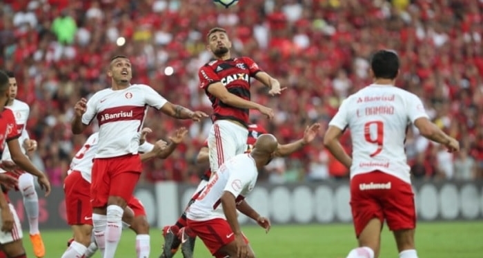 Léo Duarte aproveita brecha e atua em bom momento defensivo do Fla
