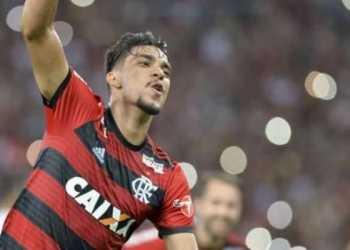 Flamengo vence Internacional e se isola na liderança do Brasileirão