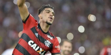 Flamengo vence Internacional e se isola na liderança do Brasileirão