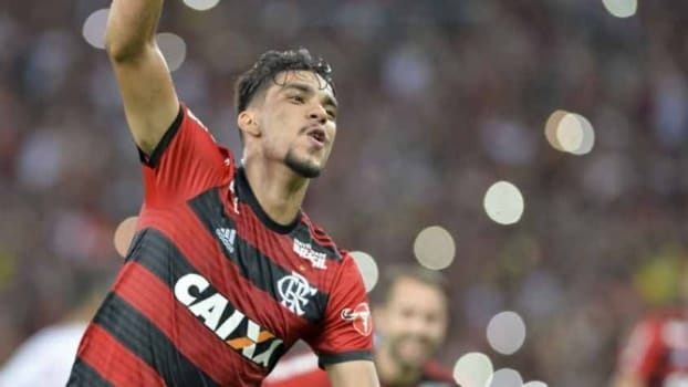 Flamengo vence Internacional e se isola na liderança do Brasileirão