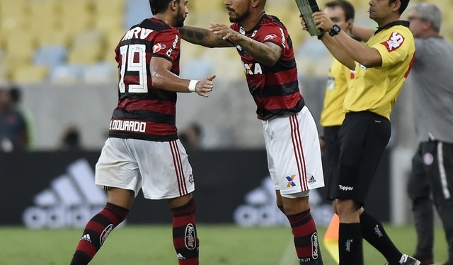 Guerrero festeja volta ao Fla com vitória: "Futebol é a minha vida"