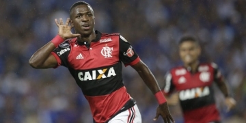 Vinícius Júnior completa um ano de profissional e se torna absoluto no Fla