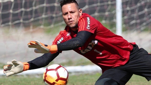 Em alta, Diego Alves e defesa do Fla podem atingir marcas expressivas contra o Palmeiras