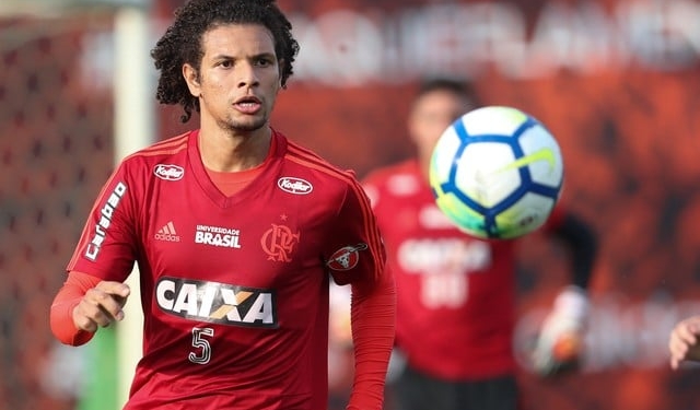 Flamengo recebe proposta de empréstimo do Japão por Arão, mas jogador recusa