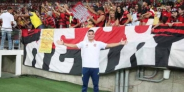 Daniel Cabral assina primeiro contrato profissional com o Flamengo