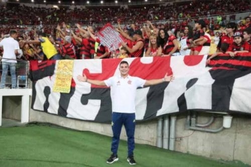 Daniel Cabral assina primeiro contrato profissional com o Flamengo