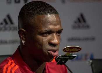 Emocionado, Vinicius dá adeus ao Fla: "Estou me despedindo do clube que amo"