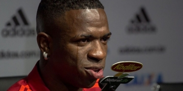 Emocionado, Vinicius dá adeus ao Fla: "Estou me despedindo do clube que amo"