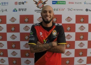 Ex-Flamengo, Paulinho é anunciado pelo Gyeongnam e fará dupla de ataque com Negueba