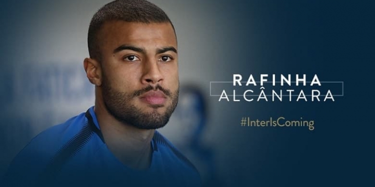 Meia Rafinha Alcântara revela desejo de jogar pelo Flamengo e diz: 'Um dos meus sonhos'