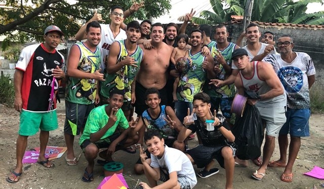 Paquetá volta às origens em festival de pipa com amigos de infância no Rio de Janeiro