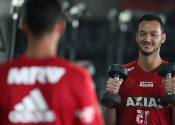 Réver volta a treinar na academia sem proteção no ombro