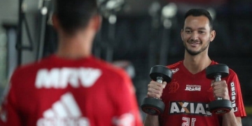 Réver volta a treinar na academia sem proteção no ombro