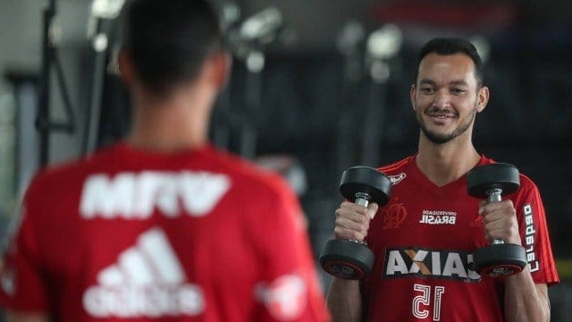 Réver volta a treinar na academia sem proteção no ombro