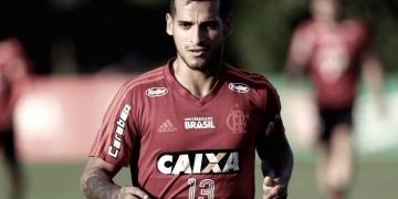 Técnico do Bordeaux confirma interesse no lateral-esquerdo Trauco
