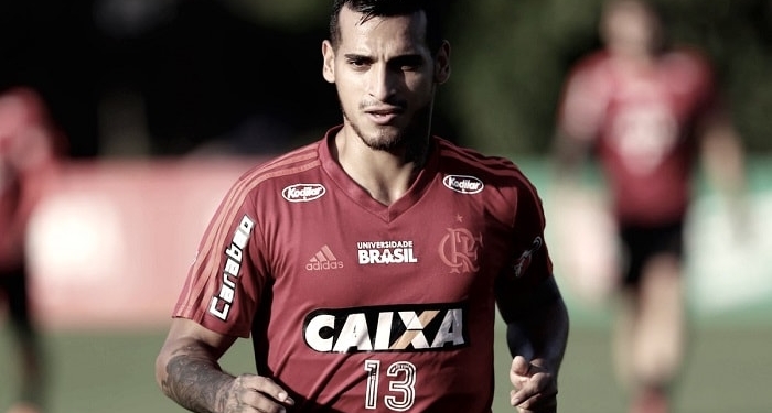 Técnico do Bordeaux confirma interesse no lateral-esquerdo Trauco