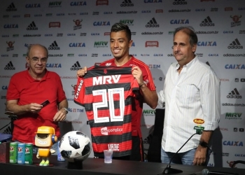 Uribe recebe a camisa 20 de Vinicius Jr e se apresenta aos rubro-negros: "Amo gols"