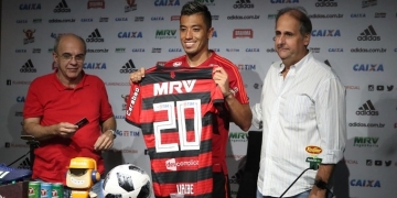 Uribe recebe a camisa 20 de Vinicius Jr e se apresenta aos rubro-negros: "Amo gols"