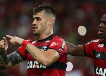Vizeu se derrete pela torcida após o jogo: 'Meu sangue corre pela nação'