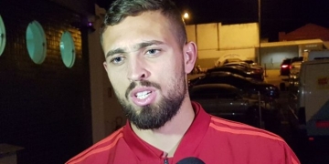 Léo Duarte segue tratamento, mas treina e garante escalação contra o Corinthians
