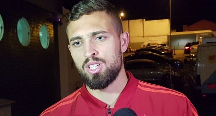 Léo Duarte segue tratamento, mas treina e garante escalação contra o Corinthians
