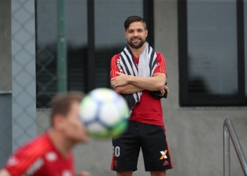 Com dores na panturrilha direita, Diego é vetado do jogo contra o Palmeiras
