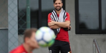 Com dores na panturrilha direita, Diego é vetado do jogo contra o Palmeiras