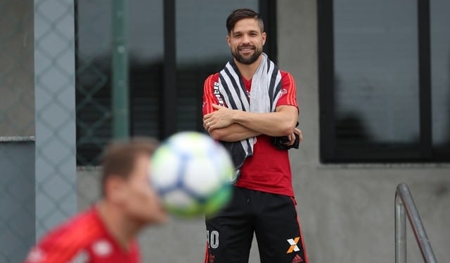 Com dores na panturrilha direita, Diego é vetado do jogo contra o Palmeiras