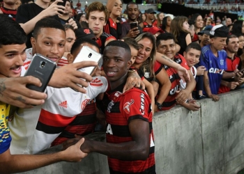 Aos gritos de "fica", Vinicius Jr. se despede da torcida e chora: "Não sou eu que decido"