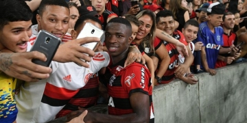 Aos gritos de "fica", Vinicius Jr. se despede da torcida e chora: "Não sou eu que decido"