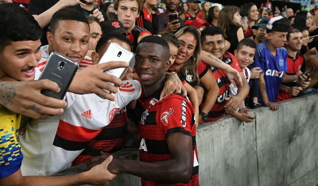 Aos gritos de "fica", Vinicius Jr. se despede da torcida e chora: "Não sou eu que decido"