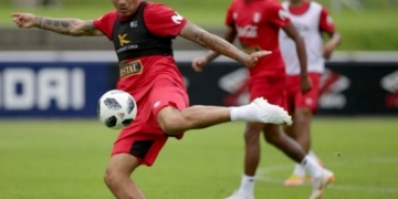 Presidente do Fla evita falar sobre futuro de Guerrero no clube