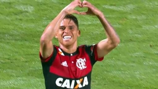 Cuéllar renova com Flamengo até julho de 2022