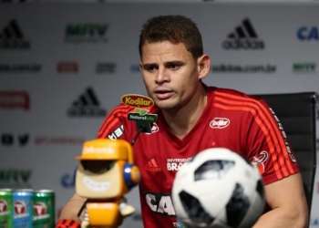 Jonas ressalta disputa com Cuéllar: 'É bom para técnico e para o Flamengo'