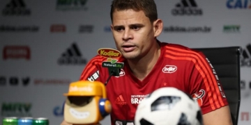Jonas ressalta disputa com Cuéllar: 'É bom para técnico e para o Flamengo'