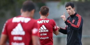 Fla enfrenta o Paraná com objetivo de garantir liderança na parada da Copa
