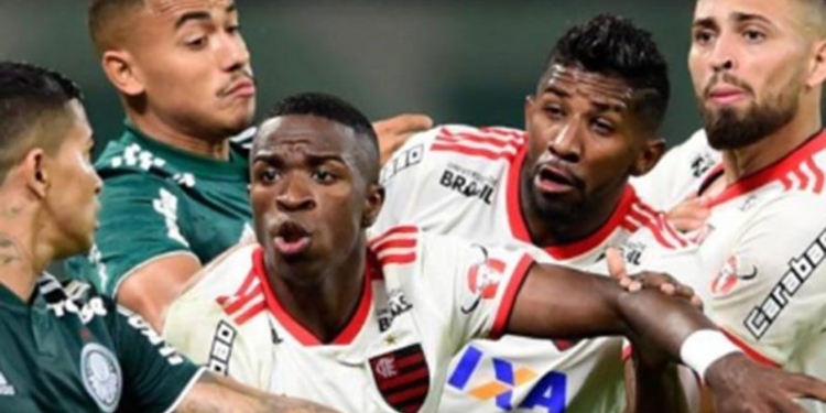 Vinícius Júnior critica arbitragem, mas elogia resultado do Flamengo