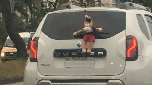 'Segue o líder': torcedor do Flamengo gruda cavalinho do 'Fantástico' na traseira do carro