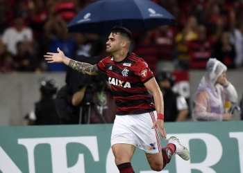 Com gol de Vizeu, Flamengo bate Corinthians e amplia vantagem na liderança