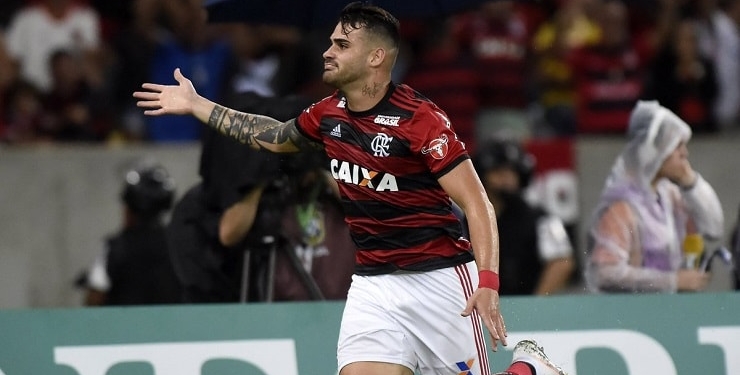 Com gol de Vizeu, Flamengo bate Corinthians e amplia vantagem na liderança