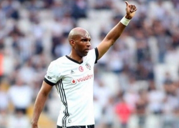 Após rejeitar proposta do Flamengo, Besiktas estipula preço por Ryan Babel: R$ 35 milhões