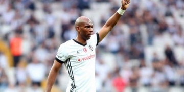 Após rejeitar proposta do Flamengo, Besiktas estipula preço por Ryan Babel: R$ 35 milhões