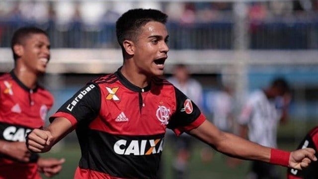 Jornal inglês destaca interesse do Liverpool no meia Reinier, do Flamengo