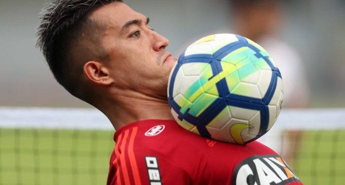 Em meio à insegurança por Guerrero, Uribe se destaca em treinos no Fla