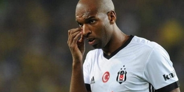 Conversas com Ryan Babel não avançam, e atacante fica longe de acertar com o Flamengo