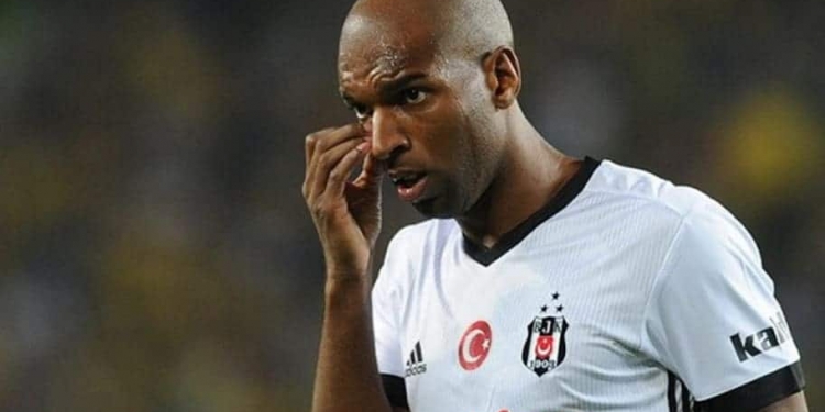Conversas com Ryan Babel não avançam, e atacante fica longe de acertar com o Flamengo