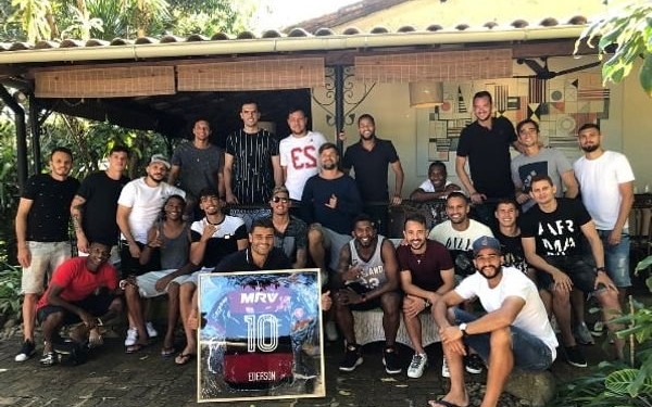 Ederson reúne elenco do Fla em almoço de despedida: "Imenso prazer"