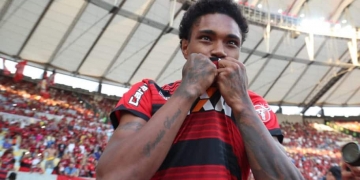 Após o jogo do último domingo (29), após a vitória sobre o Sport, Mauricio Barbieri foi questionado sobre a possibilidade de escalar Vitinho. Para o treinador, a escalação do novo atacante do Flamengo vai depender das avaliações que a comissão técnica vai fazer no atleta.