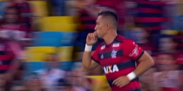 Chances perdidas e 36 minutos ao lado de Guerrero: como foi a estreia de Uribe no Fla
